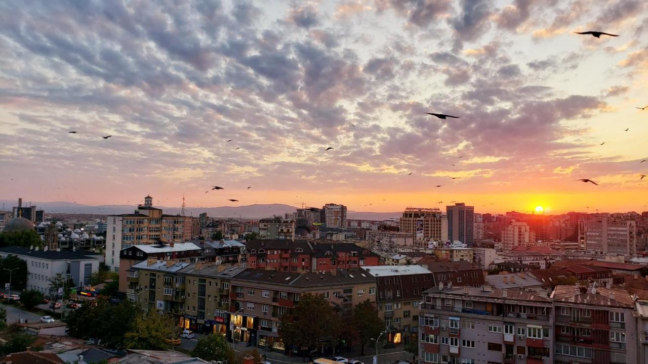 Spacious Downtown Apartment With A City View Pristina Esterno foto