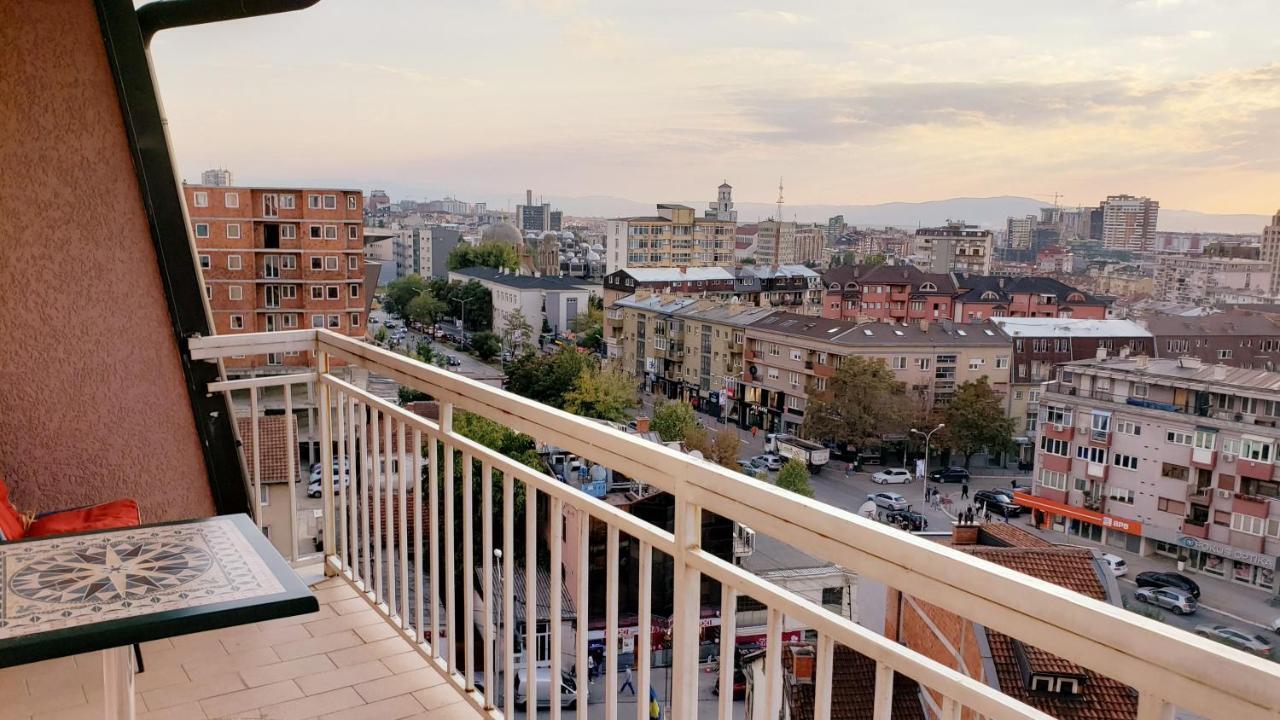 Spacious Downtown Apartment With A City View Pristina Esterno foto