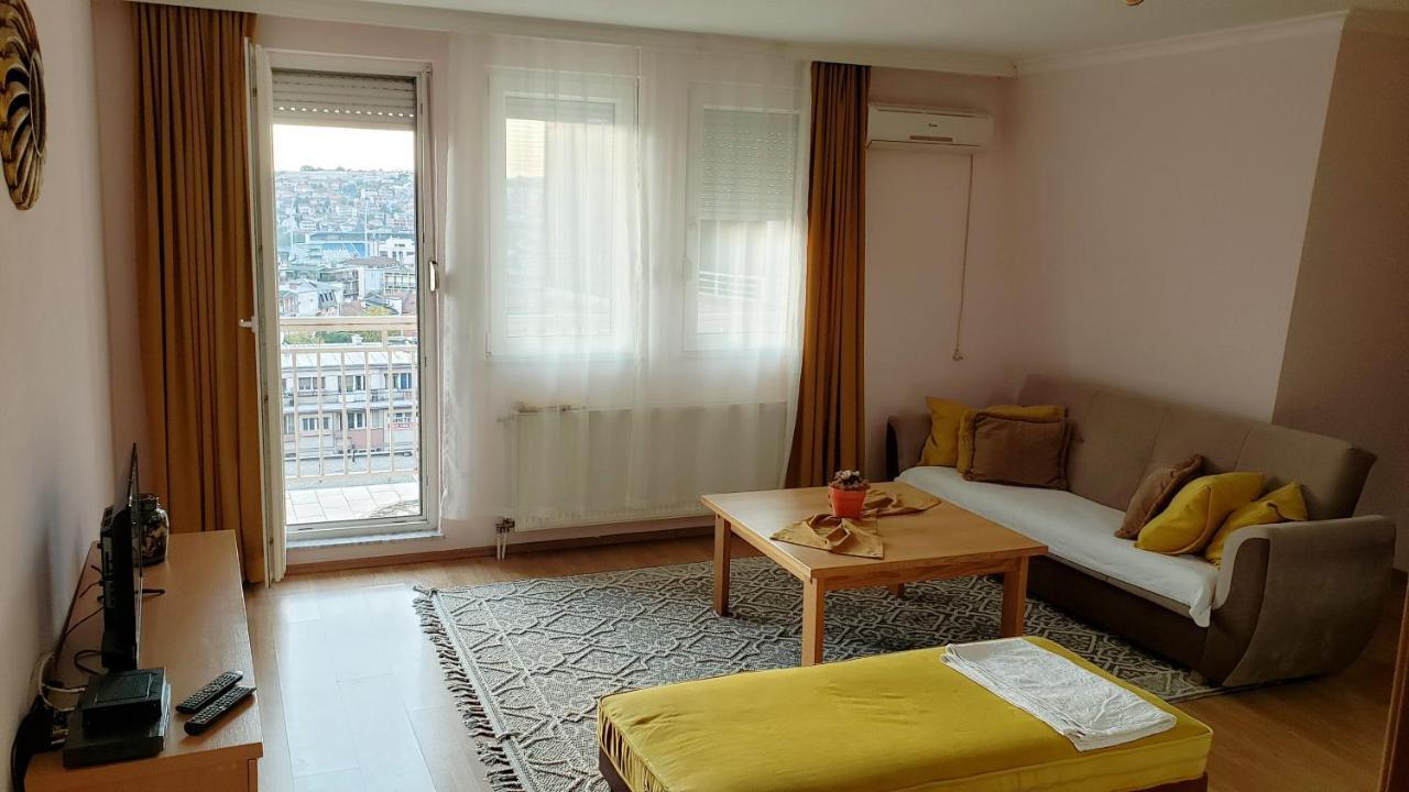 Spacious Downtown Apartment With A City View Pristina Esterno foto