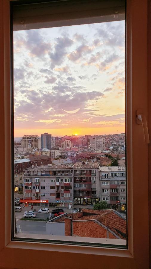 Spacious Downtown Apartment With A City View Pristina Esterno foto
